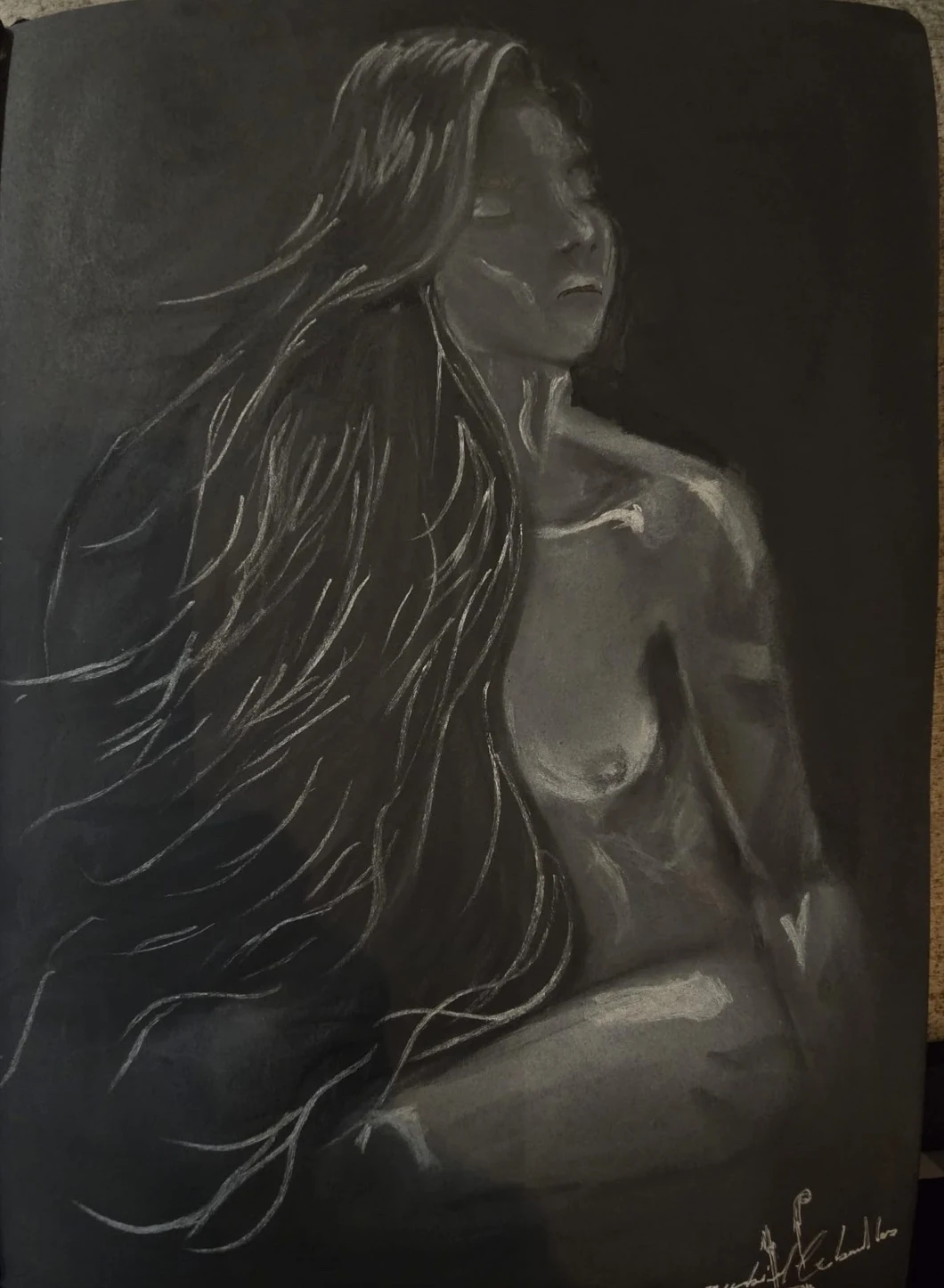 Dibujo monocromático de figura femenina
